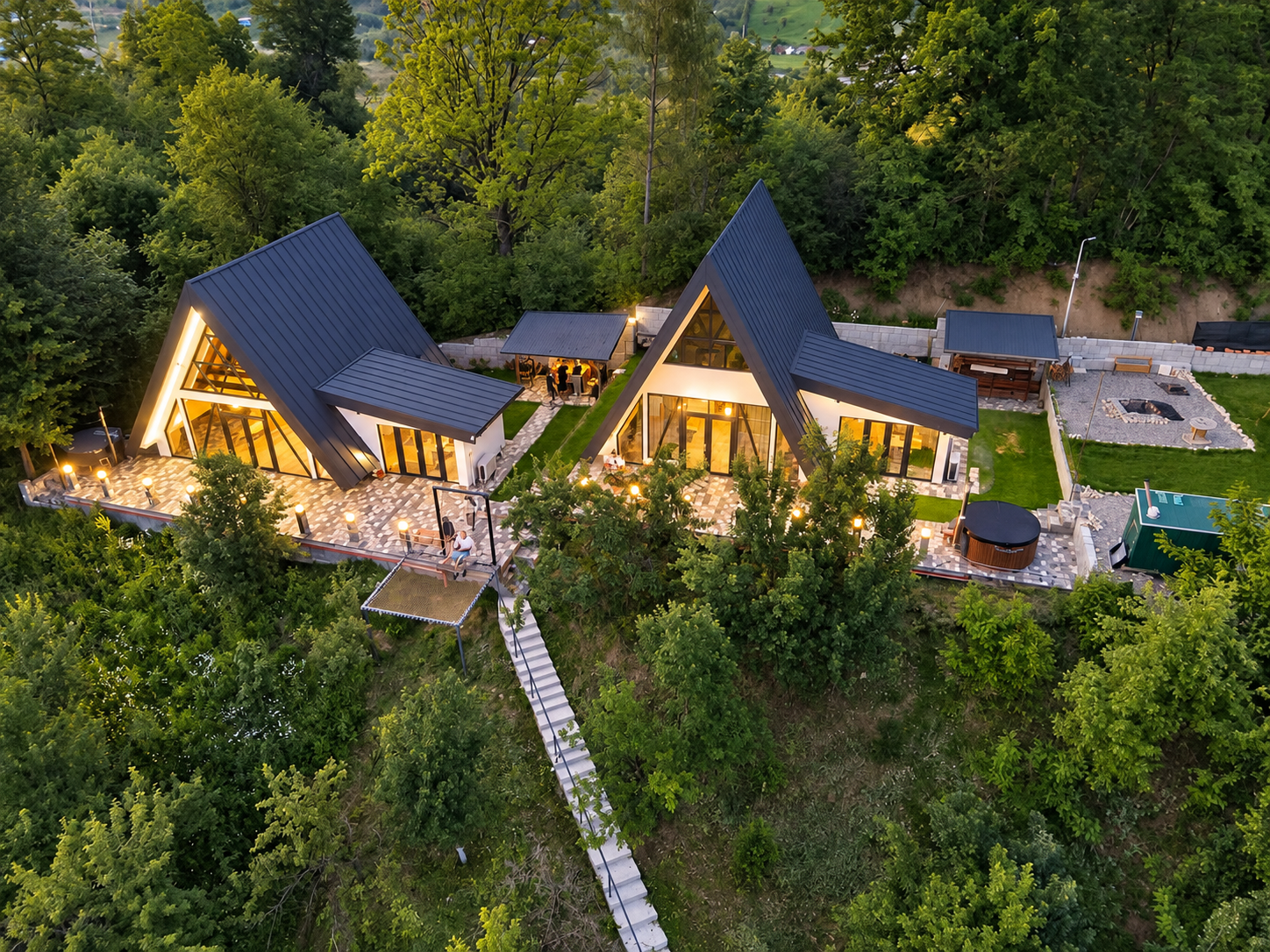 Cabanele A-frame din Breaza văzute de sus, la apus